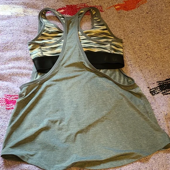 Nike dri fit tank with built-in sports bra - Picture 5 of 8